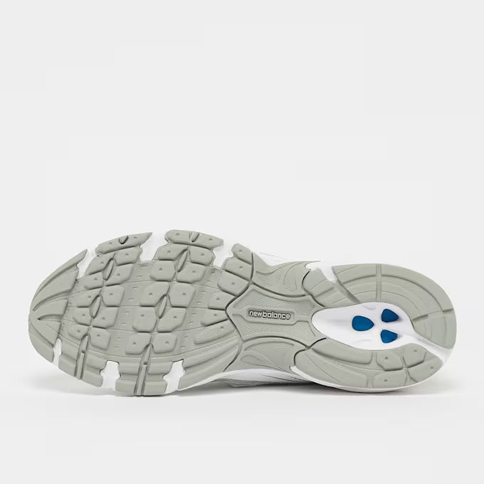 740 Weiß/Silber Sneaker